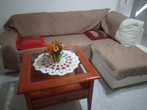 科佩尔蒂诺"CVPERTINVM" casa per brevi periodi的客厅配有咖啡桌和沙发