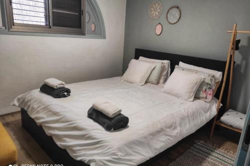 恰斯林בית בלב הגולן的一间卧室配有一张大床和毛巾