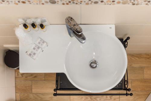 罗马贝拉维塔酒店的浴室设有白色卫生间和水槽