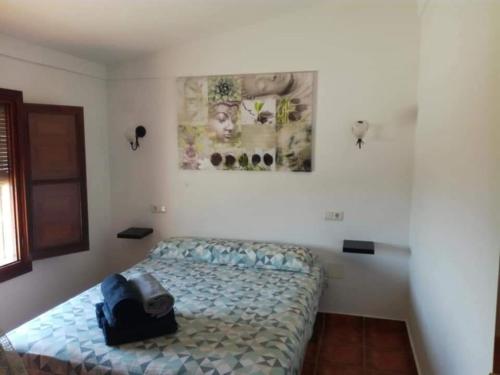 贝莱斯Casa Rural El Mirador的一间卧室,床上有背包