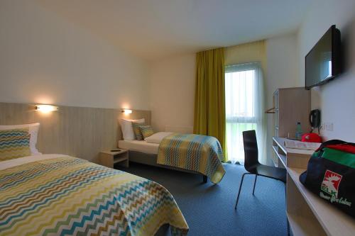 施皮尔贝格贝斯特斯利普酒店的酒店客房设有一间带一张床和电视的卧室