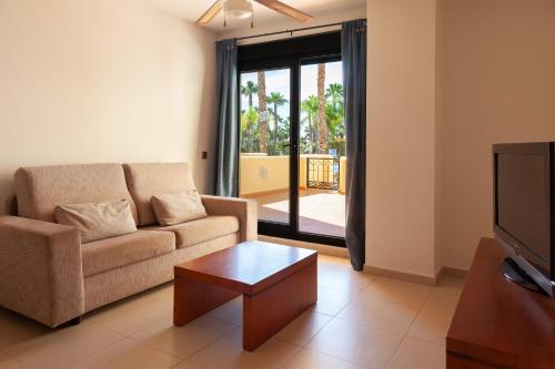 卡内拉岛Apartamentos Playamarina的带沙发和咖啡桌的客厅