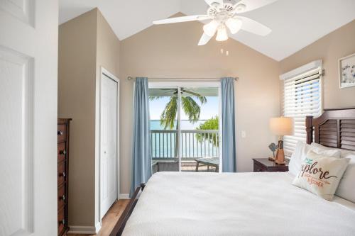 鸭礁岛Palm Breeze的一间卧室配有一张床和吊扇