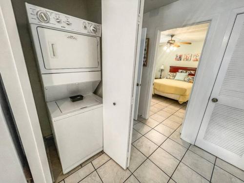 新布朗费尔斯Comal River Condo 373的一间厨房,在房间内配有洗衣机和烘干机