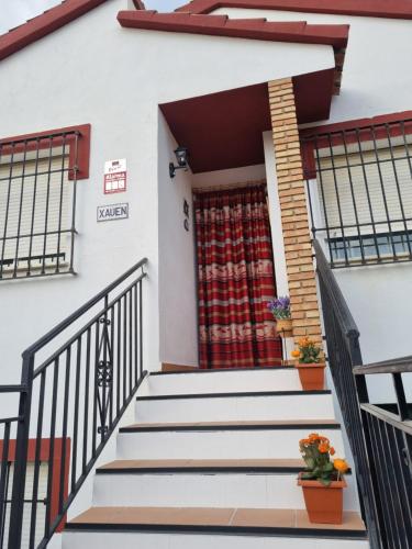 BelicenaCasa Rural Xauen的房屋设有通往前门的楼梯