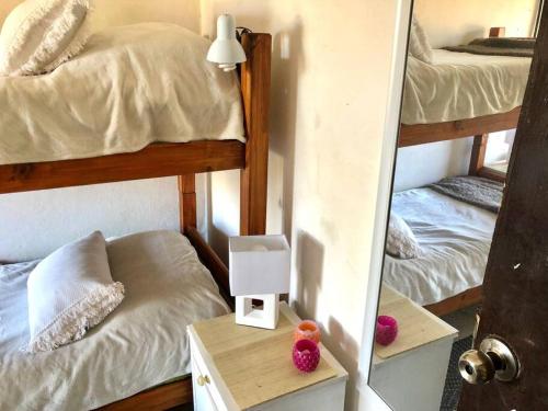 库奇拉阿尔塔La Cabaña Celeste的一间卧室配有两张双层床和镜子