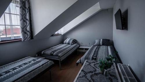 BukVilla Marcelina-Buk的客房设有两张床和窗户。