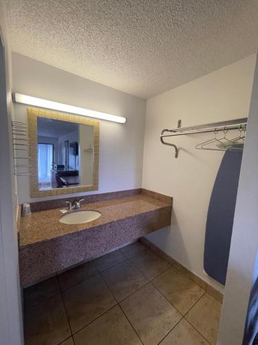 基西米国宾旅馆 的一间带水槽和镜子的浴室