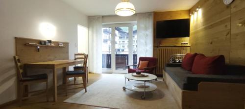 萨尔巴赫Alpenappartements Domicil的客厅配有沙发和桌子