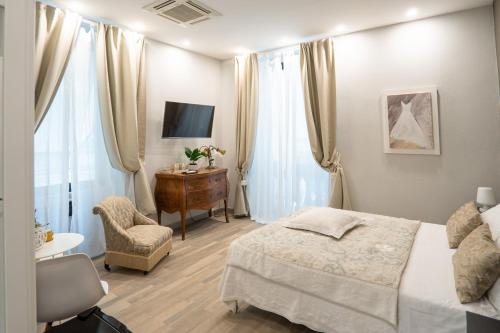斯培西亚COVO DI LEVANTE的一间卧室配有一张床、一把椅子和一张书桌