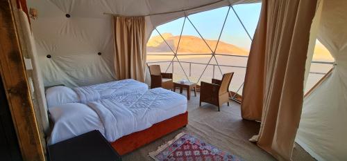 瓦迪拉姆Hasan Zawaideh luxury camp 2的一间卧室设有一张床和一个大窗户
