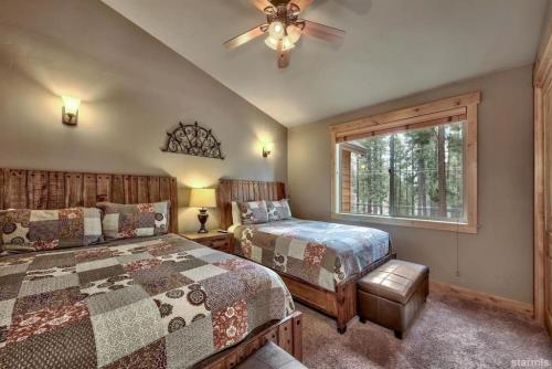 南太浩湖Skier's Dream! Mansion Right Next to Heavenly的一间卧室设有两张床和窗户。