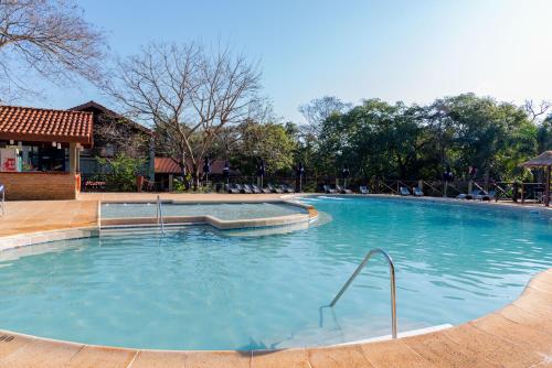 伊瓜苏港卡塔拉塔斯乡村酒店的蓝色海水大型游泳池