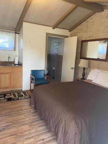 格雷灵Woodland Motor Lodge的一间卧室配有一张床,浴室设有水槽