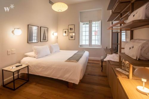 利马Casa Wynwood Barranco的卧室配有白色大床和架子