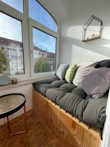 纽伦堡Zentrale 3-Zimmer-Wohnung in Nürnberg的沙发,客厅设有两扇窗户