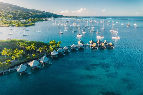 帕皮提大溪地洲际spa度假酒店的享有海港的空中景致,设有船只和帆船