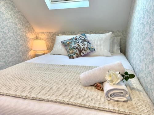 马亚达洪达PRECiOSO ÁTICO的卧室配有白色的床和毛巾