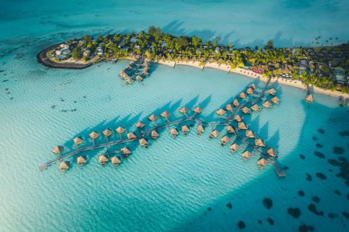 波拉波拉波拉波拉洲际勒那度假酒店的海洋岛屿的空中景观