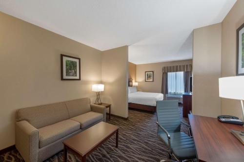 Russellville拉塞尔维尔套房贝斯特韦斯特酒店的酒店客房设有一张沙发和一张床
