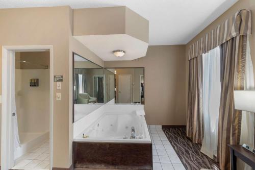 Russellville拉塞尔维尔套房贝斯特韦斯特酒店的带浴缸和大镜子的大浴室