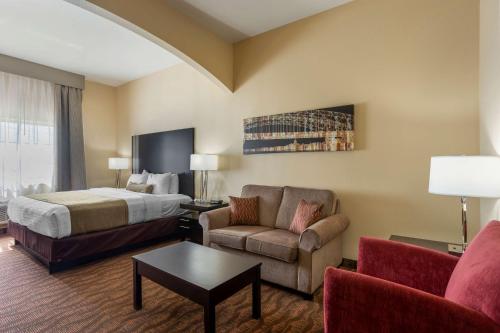 杰斐逊城Best Western Plus Capital Inn的酒店客房,配有床、沙发和椅子
