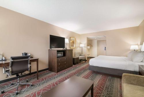 萨拉纳克莱克萨拉纳克莱克贝斯特韦斯特酒店的配有一张床和一台平面电视的酒店客房