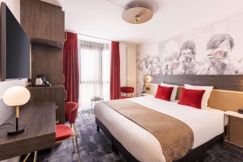 图尔艺术家普莱斯贝斯特韦斯特酒店的酒店客房配有一张带红色枕头的大床