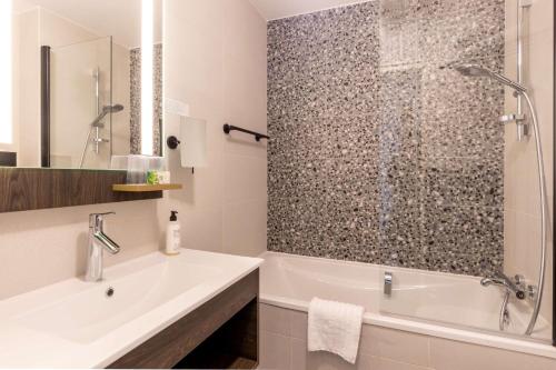 图尔艺术家普莱斯贝斯特韦斯特酒店的带浴缸、水槽和淋浴的浴室