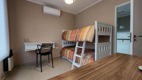波特雷罗德洛斯弗内斯Casa Majo的一间小卧室,配有双层床和书桌