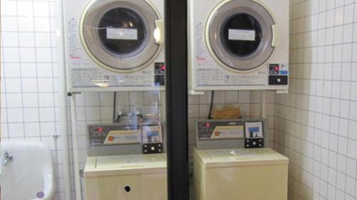仙北Kyukamura Nyuto-Onsenkyo的一间带两台洗衣机和水槽的浴室