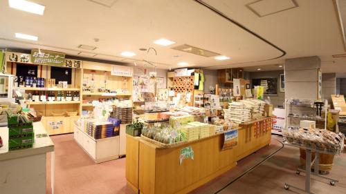鹤冈市Kyukamura Shonai-Haguro的一间杂货店,展示了许多产品
