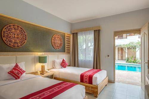 勒吉安巴乐卡Spa度假村的酒店客房带两张床和一个游泳池