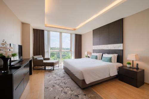 曼谷North Park Serviced Apartment Bangkok的一间带大床的卧室和一间客厅