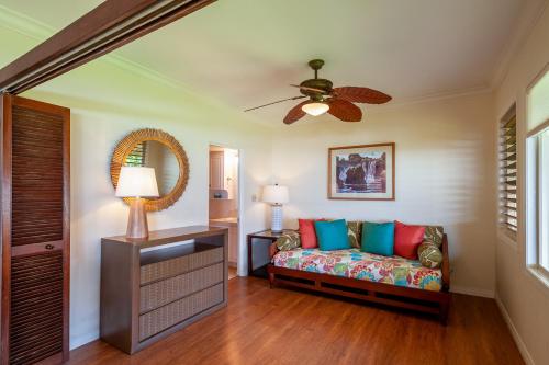 哈纳莱伊Hanalei Colony Resort K4的带沙发和吊扇的客厅