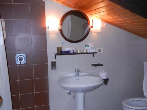 科姆梅扎杜拉曼塞尔2德尔卡皮特尔酒店的一间带水槽、镜子和卫生间的浴室