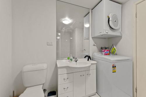 墨尔本独家住宿 - 萨米特公寓的白色的浴室设有卫生间和水槽。