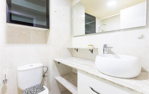 比韦罗3 Bedroom Beautiful Apartment In Viveiro的白色的浴室设有卫生间和水槽。