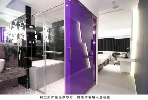 高雄高雄御宿商旅-中央公园馆的一间带紫色淋浴的浴室和一间卧室