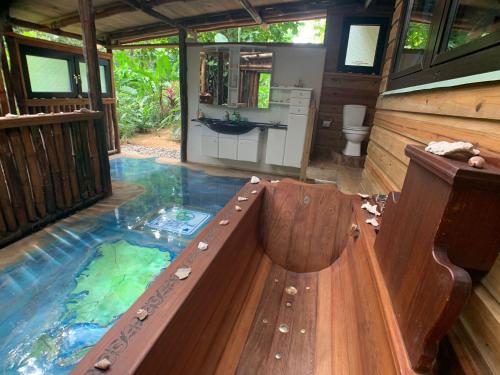 PaunchJungle Bluff Beach Paradise - Jungle House的一座位于房子中间的游泳池,配有浴缸