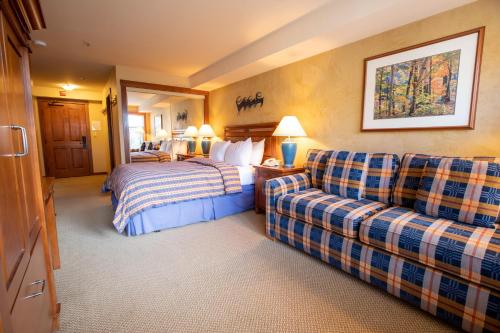 索利图德3309B - Queen Standard Powderhorn Lodge condo的酒店客房,配有床和沙发