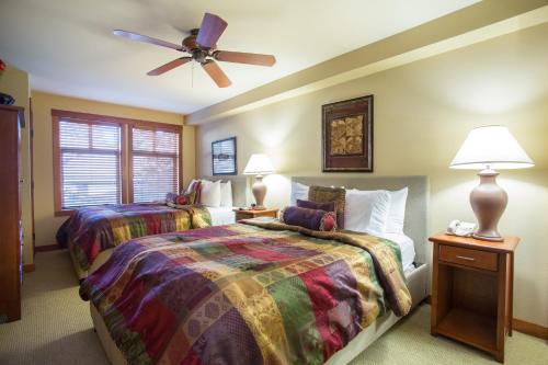 索利图德1205A - One Bedroom Standard Eagle Springs West Hotel Room的一间卧室配有两张床和吊扇
