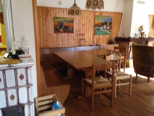 科姆梅扎杜拉马索首信公寓的一间带木桌和椅子的用餐室