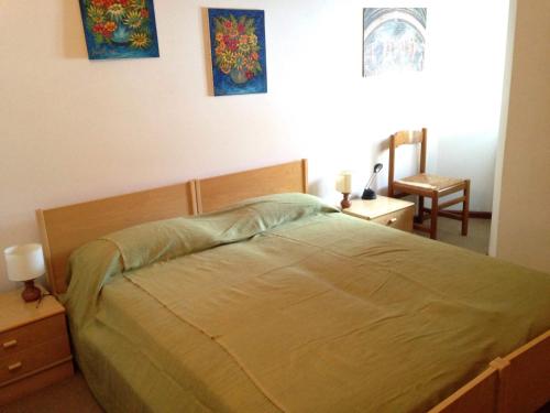 科姆梅扎杜拉马索首信公寓的一间卧室配有一张床和一把椅子
