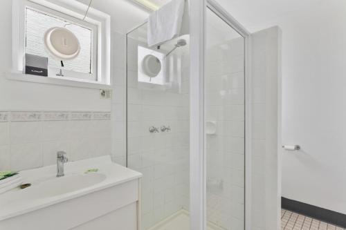 霍巴特马丁卡什汽车旅馆的带淋浴和盥洗盆的白色浴室