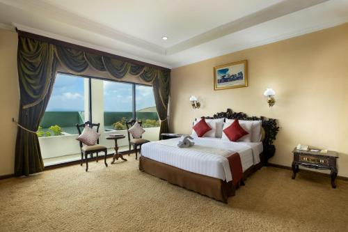 日惹Sahid Raya Hotel & Convention Yogyakarta的酒店客房设有一张床和一个大窗户