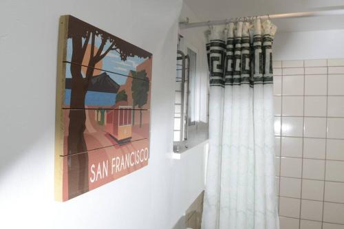圣布鲁诺Cozy Apartment near SFO的浴室墙上有绘画作品,配有镜子
