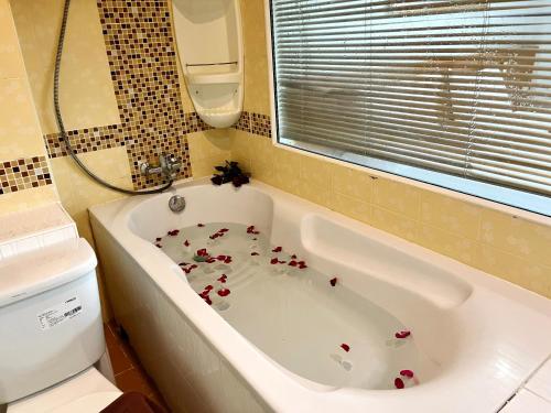 芭东海滩拉迈宾馆的一间带浴缸的浴室,内含心脏
