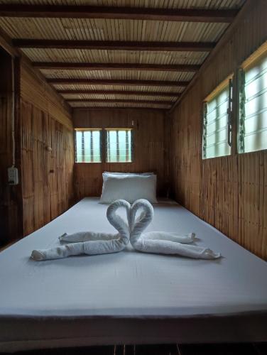 BolinaoVirgin River Resort and Recreation Spot的一张床上有两条心形毛巾