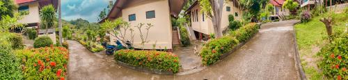 Baan Khai塔诺伊花园度假屋的院子里花房的图象